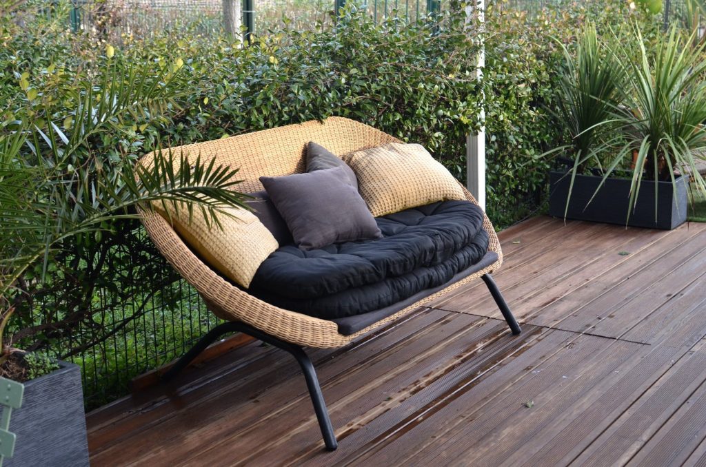 patio-garden-bench